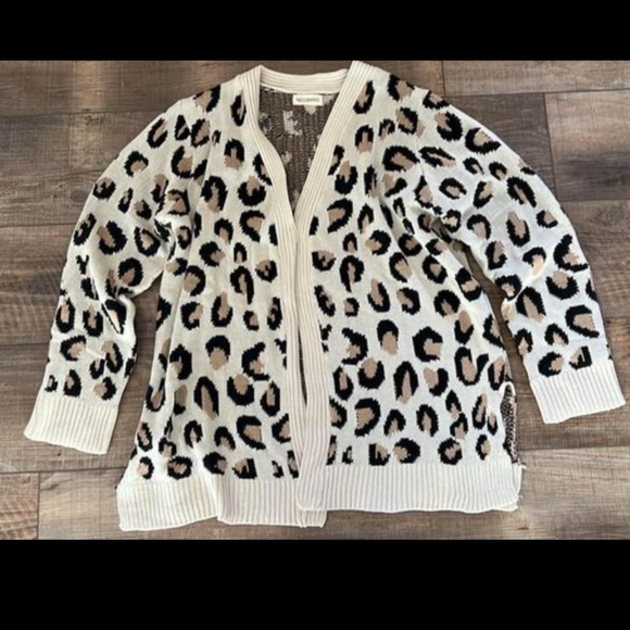 Sweaters - Leopard cardigan